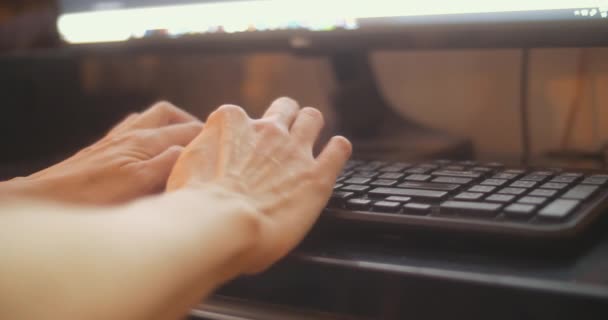 Frauenhände Tippen Auf Der Tastatur Filmmaterial — Stockvideo