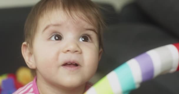 Baby Girl Leker Hemma Verkligt Liv Uppriktiga Bilder — Stockvideo