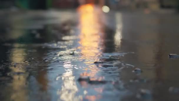 Βροχή Πέφτει Αργή Κίνηση Στο Δρόμο Της Πόλης Νύχτα Κινηματογραφικό — Αρχείο Βίντεο