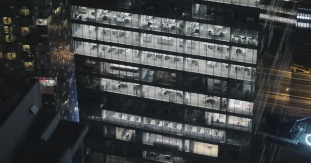 4K外観夜金融街の近代的なオフィスビルのショットを確立 — ストック動画