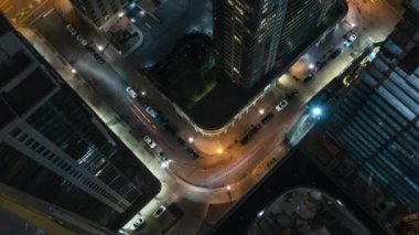 Toronto şehir merkezindeki trafiğin gece 4K Timelapse görüntüsü. Posta kutusunda tüm logolar ve markalar kaldırıldı.