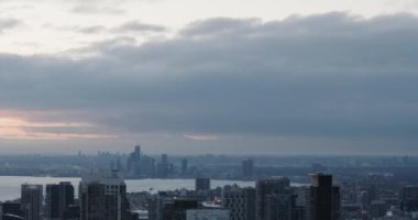 Toronto Skyline 'ın 4K Timelapse görüntüsü. Tüm ayırt edilebilir logolar ve markalar postayla kaldırıldı.