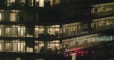 4K Dış çekim gece finans bölgesinde modern bir ofis binası kurulumu.