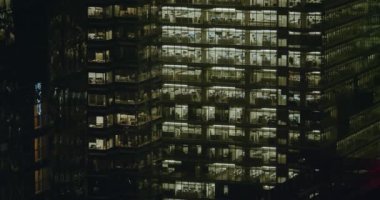 4K Dış çekim gece finans bölgesinde modern bir ofis binası kurulumu.
