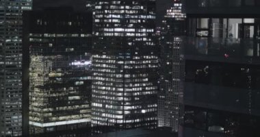 4K Dış çekim gece finans bölgesinde modern bir ofis binası kurulumu.