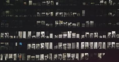 4K Dış çekim gece finans bölgesinde modern bir ofis binası kurulumu.