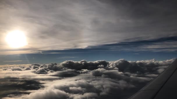 Hihetetlen Felhős Táj Ahogy Repülőgép Ablakán Keresztül Látjuk Lövés Iphone — Stock videók