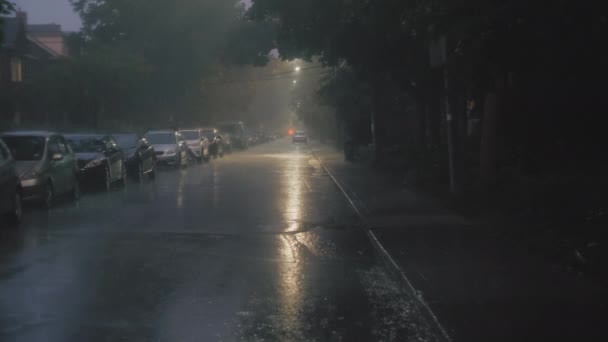 Založení Záběru Ulici Obytného Města Noci Během Elektrické Bouře Filmové — Stock video
