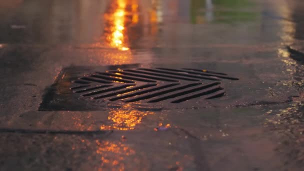 Regen Der Nachts Zeitlupe Einen Abwasserkanal Der Stadt Hinunterfällt — Stockvideo