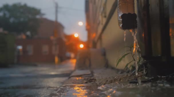 Filmeinspielung Von Regen Der Während Eines Sturms Eine Gasse Fließt — Stockvideo