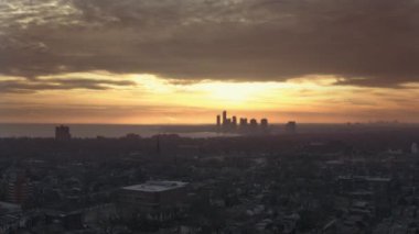 Toronto 'da bir Mahallenin 4K Havacılık Kuruluşu, Sunset' te Ontario. Tüm logolar ve işaretler kaldırıldı.