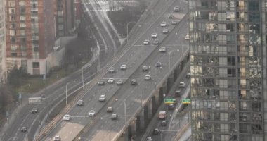 Toronto şehir merkezindeki Gardiner Otoyolu 'nun çekimini yapıyorum. Sinema 4K Görüntü.