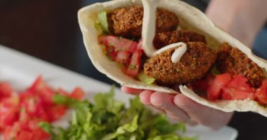 Şefin hazırladığı taze falafel tabağı. 4K 'da bir sinema kamerasında çekildi..