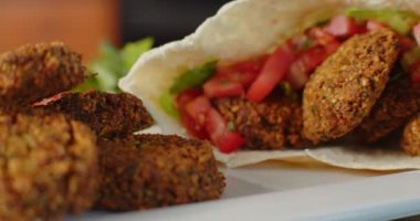 Şefin hazırladığı taze falafel tabağı. 4K 'da bir sinema kamerasında çekildi..