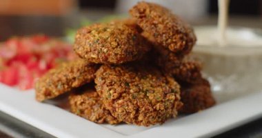 Şefin hazırladığı taze falafel tabağı. 4K 'da bir sinema kamerasında çekildi..