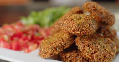 Şefin hazırladığı taze falafel tabağı. 4K 'da bir sinema kamerasında çekildi..