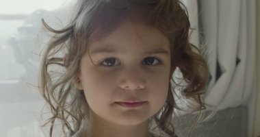 Kameraya poz veren aptal bir kızın portresi. Gerçek hayat 4K görüntüleri.
