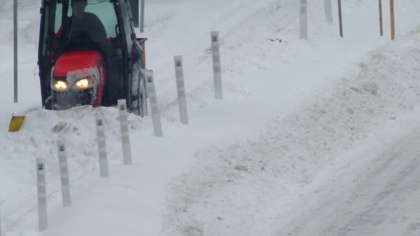 Schneepflug Räumt Bürgersteig Einer Großstadt Vom Schnee Filmmaterial — Stockvideo
