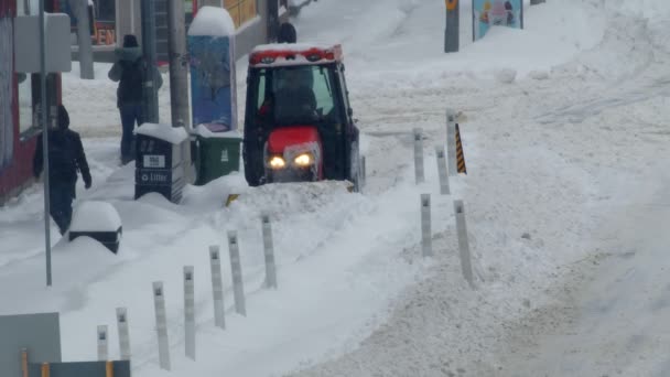 Schneepflug Räumt Bürgersteig Einer Großstadt Vom Schnee Filmmaterial — Stockvideo