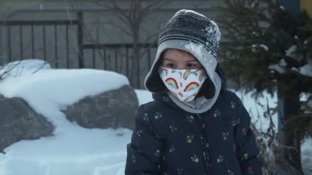 Menina Bonito Criança Brincando Neve Filmado Raw Uma Câmera Cinema — Vídeo de Stock