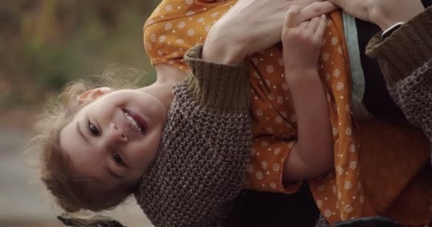 Matka Užívá Podzimní Den Batolatou Dívkou Kinematografické Záběry — Stock video