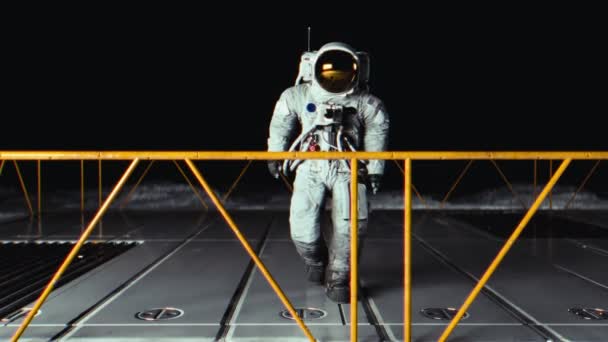 Astronauta Che Cammina Una Piattaforma Sulla Luna Elementi Forniti Dalla — Video Stock