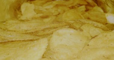 Makro prob lensli cips poşetinden uçuyor. Bir sinema kamerasında çekilmiş..