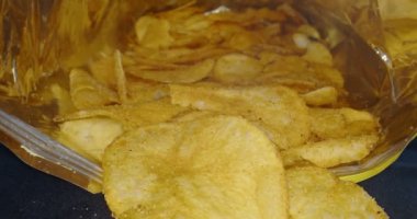 Makro prob lensli bir cips torbasına uçmak. Bir sinema kamerasında çekilmiş..