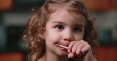 Kendi kendine makyaj yapan tatlı bir kız. 4K 'da bir sinema kamerasında çekildi..