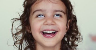 Kameraya poz veren aptal bir kızın portresi. Gerçek hayat 4K görüntüleri.