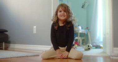 Mankenlik hamuruyla oynayan tatlı bir kız. 4K 'da çekilmiş..