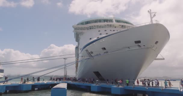 Passagiere Von Kreuzfahrtschiffen Gehen Hafen Von Bord Coronavirus Thema Keine — Stockvideo