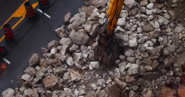 Escavatore Rimozione Detriti Struttura Crollata Girato Raw Una Cinepresa — Video Stock