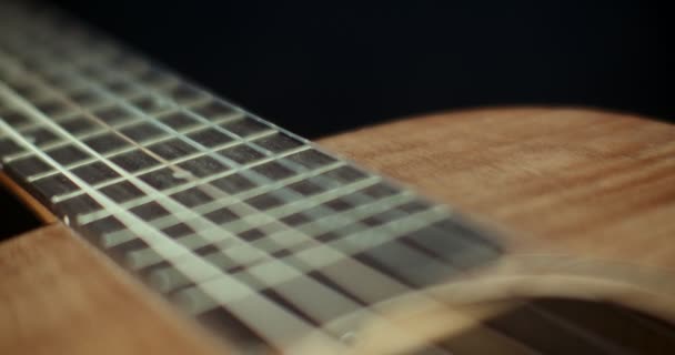 Kaypak Bir Gitar Panosunun Üzerinden Ateş Etti Yüzeyin Derinliği Bir — Stok video