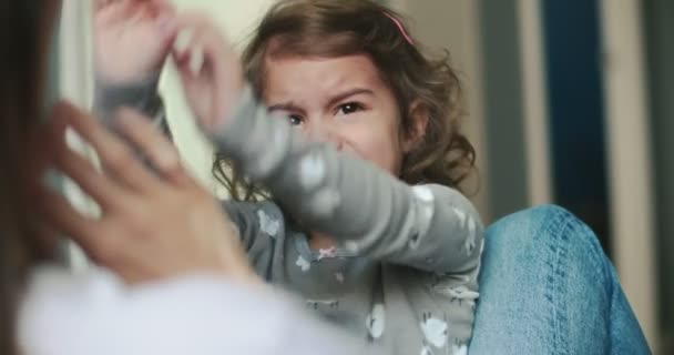 Menina Criança Fazendo Uma Birra Colo Das Mães Filmado Uma — Vídeo de Stock