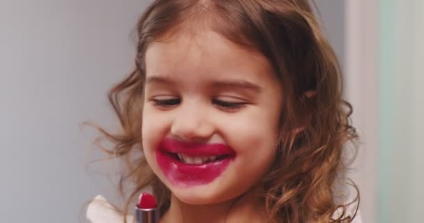 Gadis Balita Yang Manis Mencoba Lipstik Untuk Pertama Kalinya Rekaman — Stok Video