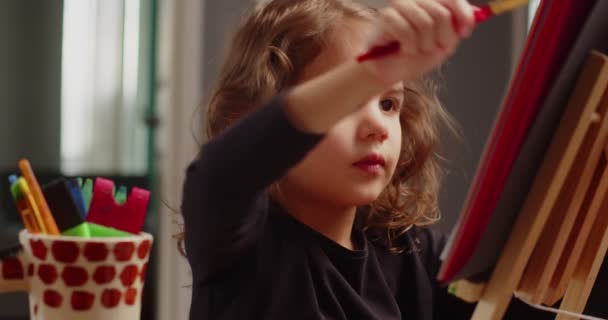 Evde Sanat Işi Yapan Tatlı Bir Çocuk Çekilmiş — Stok video