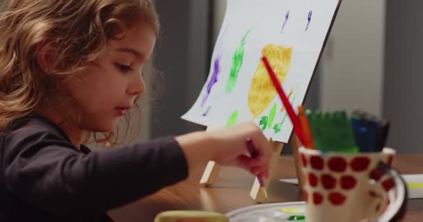 かわいい幼児は自宅で芸術や工芸品をやっています 4Kで撮影 — ストック動画