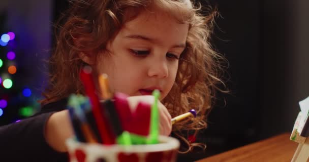 Anak Kecil Yang Lucu Melakukan Seni Dan Kerajinan Rumah Ditembak — Stok Video