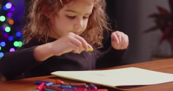 Anak Kecil Yang Lucu Melakukan Seni Dan Kerajinan Rumah Ditembak — Stok Video