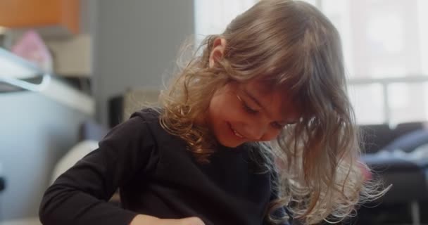 可爱的蹒跚学步的小女孩玩一些造型面团 在4K内开枪 — 图库视频影像
