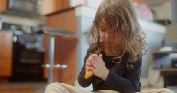 Nettes Kleinkind Mädchen Das Mit Etwas Modellierteig Spielt Schuss — Stockvideo