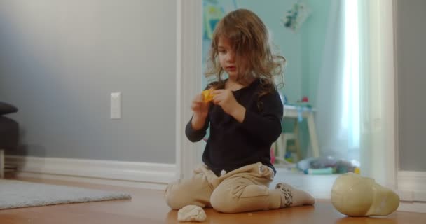 Cute Maluch Dziewczyna Bawi Się Niektórych Modeling Ciasto Strzał — Wideo stockowe