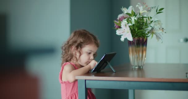 Menina Bonito Criança Fazendo Casa Aprendendo Com Tablet Filmado Uma — Vídeo de Stock