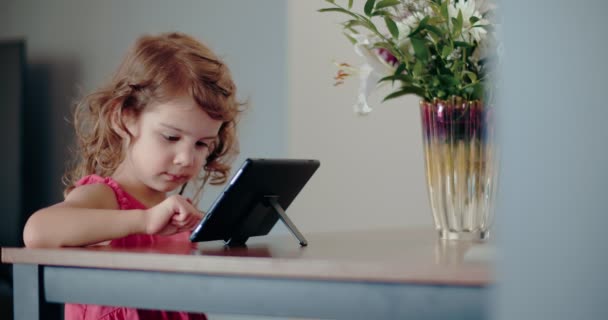Gadis Kecil Yang Lucu Lakukan Rumah Belajar Dengan Tablet Shot — Stok Video