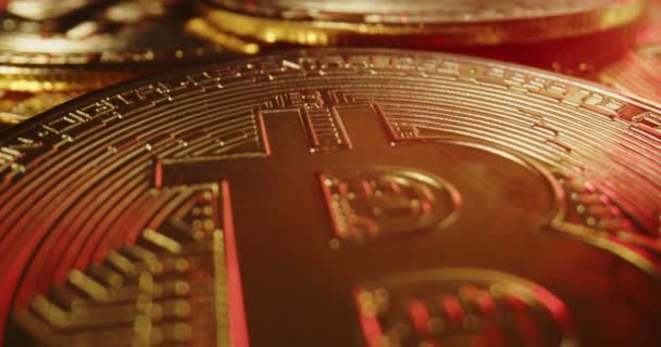 Objectiva Macro Sonda Voando Sobre Uma Pilha Bitcoin Filmado Uma — Vídeo de Stock