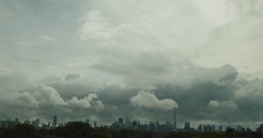 Fırtınalı bir günde dramatik bulutların olduğu Toronto ufuk çizgisinin aşırı geniş görüntüsü. 4K RAW 'da bir sinema kamerasında çekildi ve ProRes 422' de ihraç edildi..