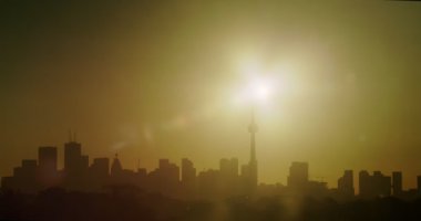 Toronto ufuk çizgisinde gündoğumunun ultra geniş bir görüntüsü. 4K 'da çekilmiş..