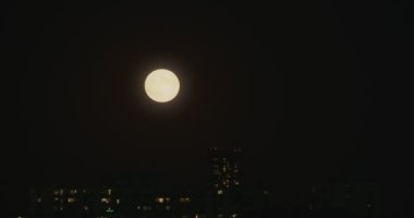 Dolunayın zamanı geldi. 4K 'da bir sinema kamerasında çekildi..