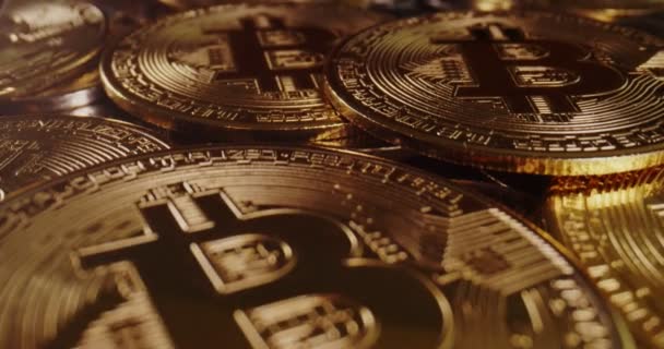 Objectiva Macro Sonda Voando Sobre Uma Pilha Bitcoin Filmado Uma — Vídeo de Stock